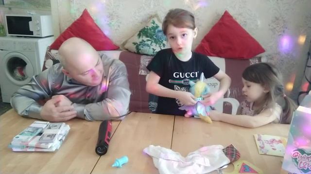 GIVING LOVE Игрушки разбираем и изучаем смотреть онлайн