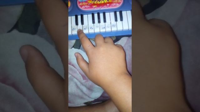 Учимся играть на пианино песню "жили у бабушки два гуся,о бизательно в описании зайдите ! смотреть онлайн