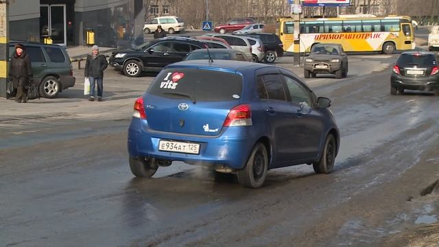 Улица Толстого во Владивостоке превратилась в каток -- коммунальный
