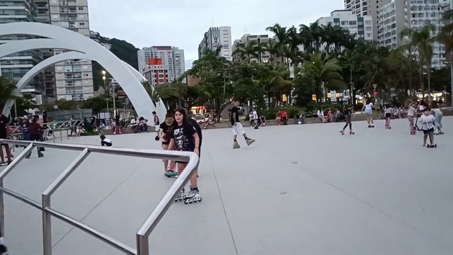 Passeio na praça Quebra-mar, Santos (SP), 26/11/2023. Прогулка на площади Кебра-мар, Сантос (СП). смотреть онлайн
