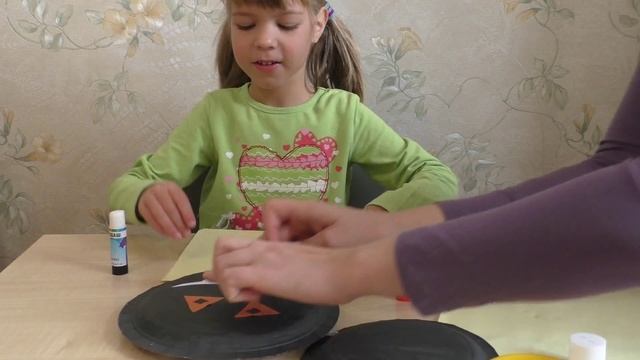 Летучая мышь. Поделки на Хэллоуин из одноразовых тарелок своими руками. смотреть онлайн