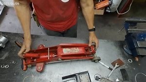 Течь масла по главному штоку подкатного домкрата