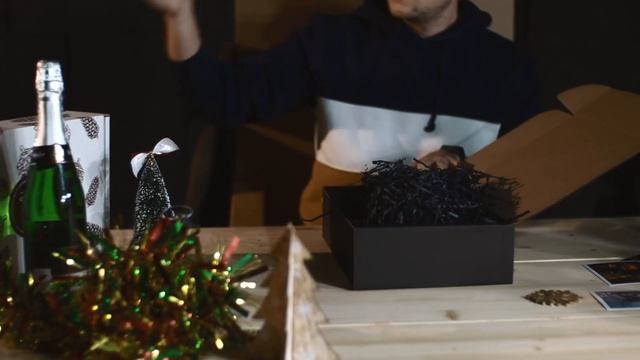 Что можно положить в новогоднюю черная коробка шишки золотые подарочная коробка. смотреть онлайн