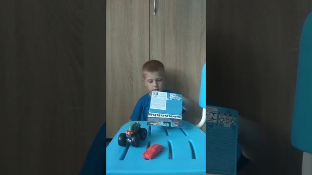 Hot wheels Monster Trucks. Владик играет. Хот Вилс Монстр Траки. Распаковка. Обзор. смотреть онлайн