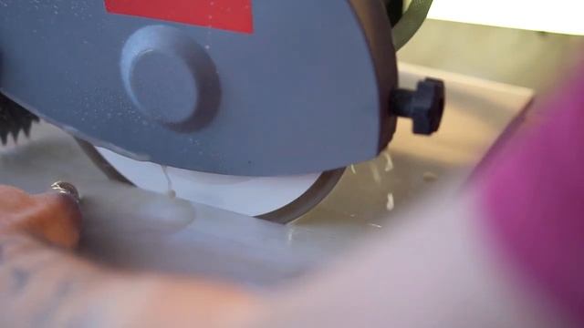 Резка плитки на мокрорезе (резка и обработка керамической плитки) смотреть онлайн