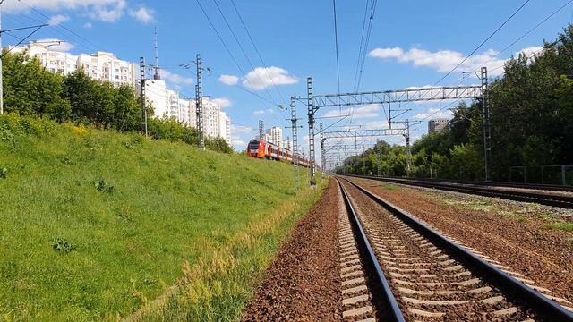 Ласточка сверху ЭС2Г-091+092 и внизу Сапсан летит ЭВС1-11 у Останкино смотреть онлайн