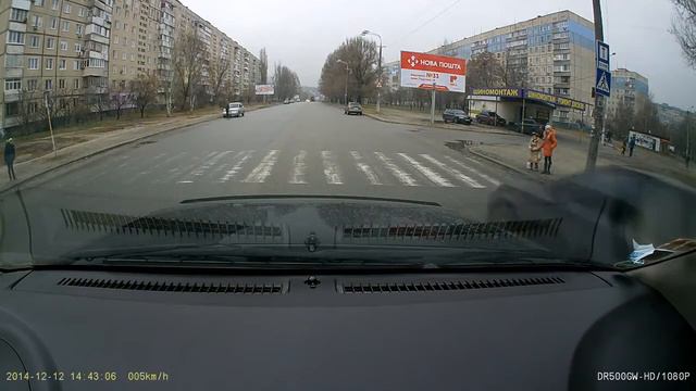 Дети пытаются перейти по "пешеходке"! смотреть онлайн