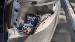 Как поменять лампочку поворотника задней фары на Рено Флюенс