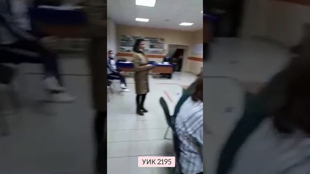 Председатель УИК раскидывает по столу посчитанные бюллетени смотреть онлайн