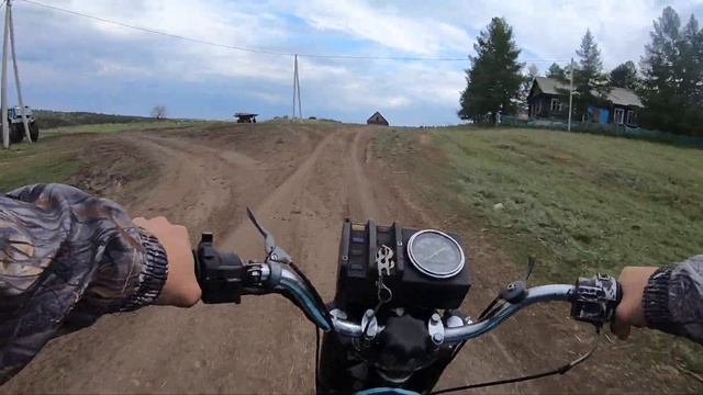 ИЖ Планета 4. Прогрел мотор по деревухе перед поездкой в лес. смотреть онлайн