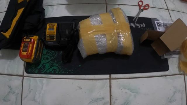 Unboxing DeWalt DCD999 FlexVolt Advantage™ 20V Brushless Cordless Hammer Drill