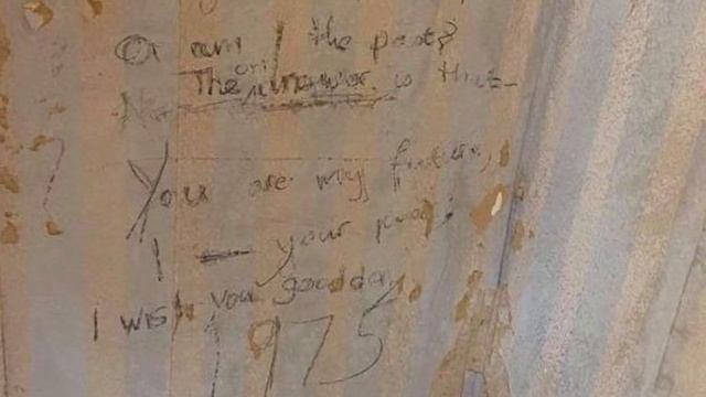 Семья нашла под обоями нового дома послание в будущее из 1975 года и отыскала его автора... смотреть онлайн