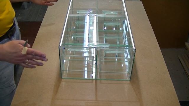 бокс  из стекла для продажи продуктов