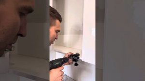 Как установить врезной мебельный толкатель с помощью кондуктора?