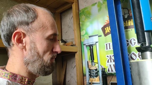 Давлю масло черного тмина/Выход масла на маслопрессе "Добрыня-40". Самое полезное сыродавленое масл смотреть онлайн