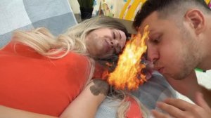 Ева делает новые прически маме