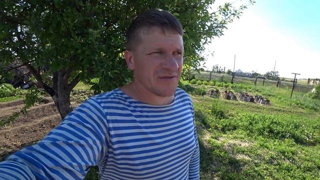 КТО ЕСЛИ НЕ МЫ? Деревенские будни / Помощь бабушкам / Покос травы триммером / Семья в деревне смотреть онлайн
