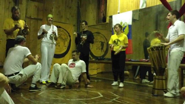 Денис Симонов в капоэйре играет с Трейнелом Имой смотреть онлайн