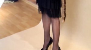 Красивые женские ножки в черных колготках