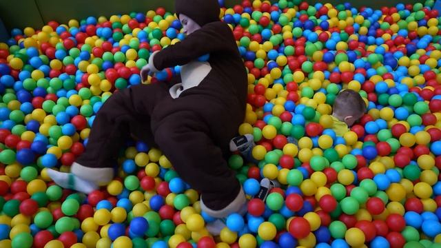 Маленькая Вера - Дядя Федор и Медведь ищут Чебурашку на детской площадке Опушка смотреть онлайн