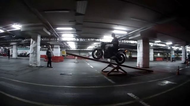 Инструктор показывает упражнение "Качели" смотреть онлайн