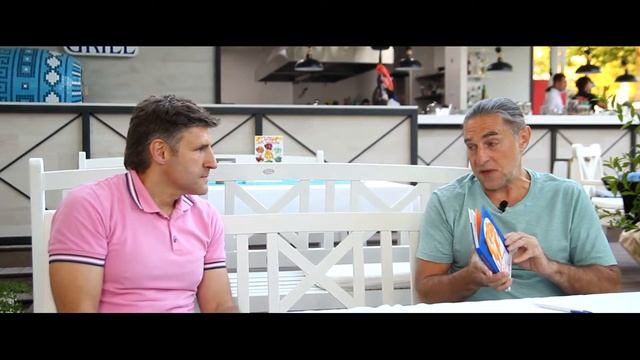 Игорь Шевчук дарит книгу Porto Mare смотреть онлайн