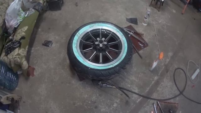 Замена резины на Harley Davidson смотреть онлайн