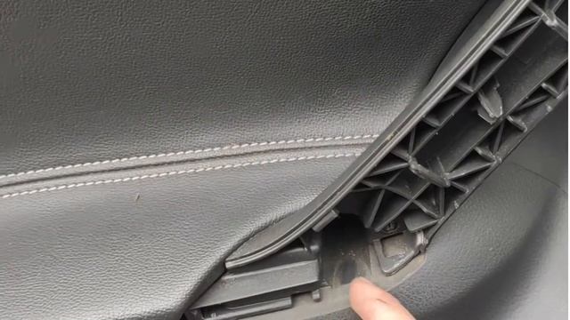 Обшивка двери Toyota Verso смотреть онлайн