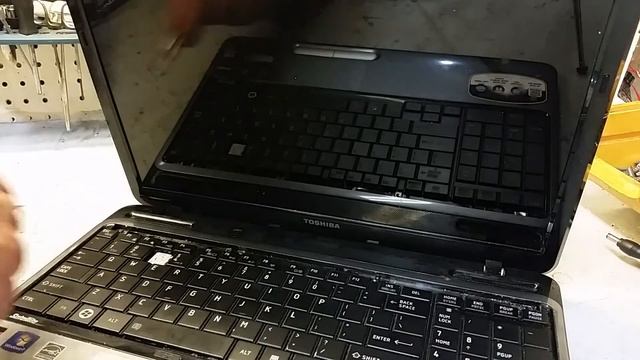 Toshiba Satellite L755D Laptop Keyboard Removal and Replacement смотреть онлайн
