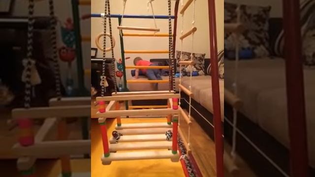 Детский спортивный комплекс. Качелька, лестница, горка. Ребенок в восторге. смотреть онлайн