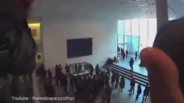 Tilda Swinton in glass box in New York's MoMA смотреть онлайн