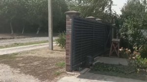 Откатные ворота при сильном ветре.