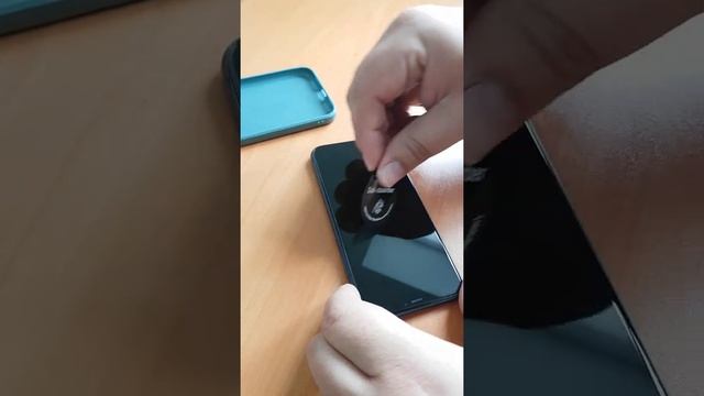 Клеим премиальное защитное стекло Эпик Кейс iPhone 11/Xr смотреть онлайн
