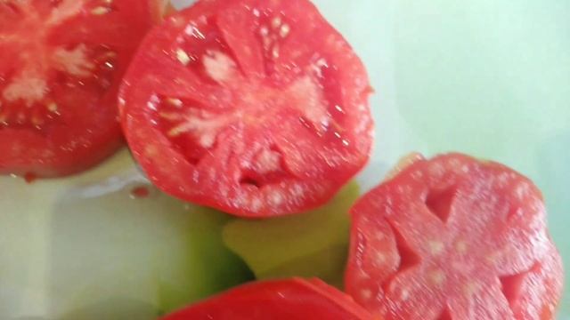 У этого томата есть НЕДОСТАТКИ , но ДОСТОИНСТВ больше. И он их точно покажет в следующем году.