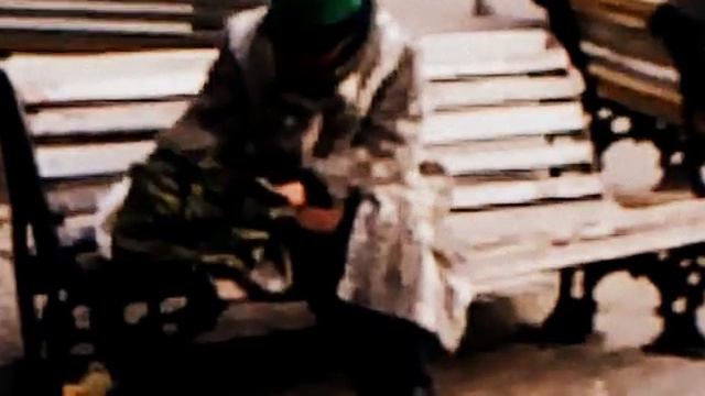 Бомж бьет себя по голове смотреть онлайн