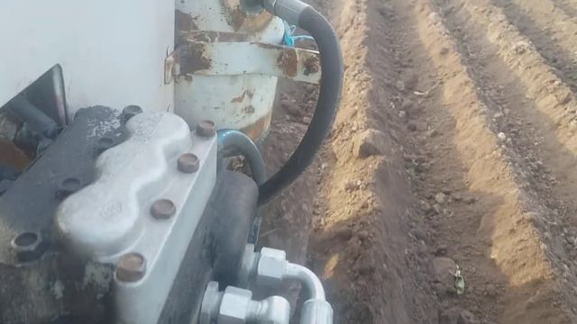 Нарезаю гребни под картофель на самодельном тракторе самодельным окучником. смотреть онлайн