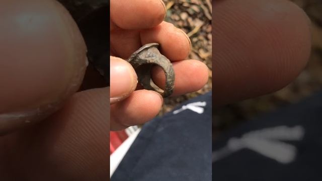 Древний перстень с камнями.