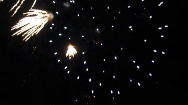 Праздничный салют 70 лет победы. Новая Водолага (14 сентября 2013) смотреть онлайн