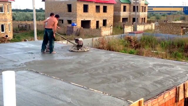 Заглаживание бетона после заливки монолитной плиты