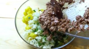 Салат из печени трески. Нежный салат из печени трески с яйцом и овощами