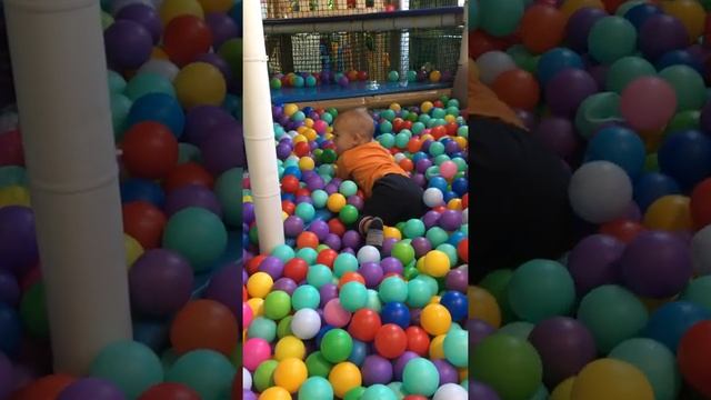Огромный бассейн с шариками.Игры для детей в сухом бассейне. Мультики для детей. Мультики смотреть онлайн