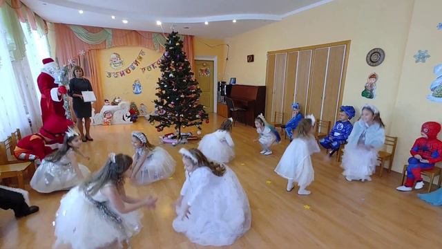 Новорічний ранок у дитячому садочку "Ромашка", Диканька. Група "Дзвіночки". смотреть онлайн