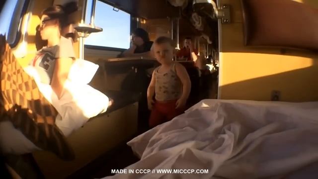 Девушка просто так не пройдет перед камерой