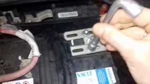 Как снять АКБ с Renault Scenic III