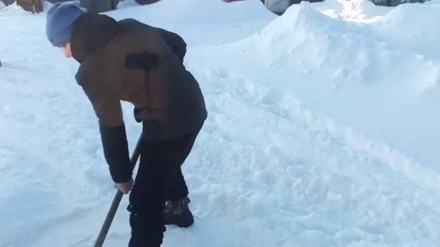 сломался мотороллер пришлось чистить снег лопатой смотреть онлайн