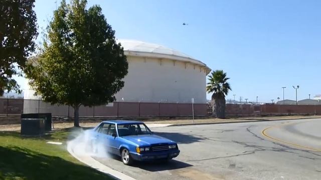 Sleeper car lights 'em up: 1983 Ford LTD with Mustang 5.0 swap does a 2nd gear burnout смотреть онлайн