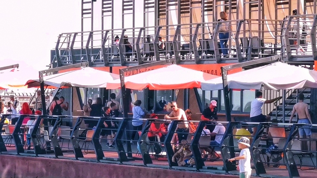 Мариуполь Жители собрались перед знаменательный Днем на Море смотреть онлайн