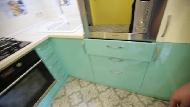 Кухня с фасадами Lemark LM 0005 Сливочный и Lemark LM 0038 Мята смотреть онлайн