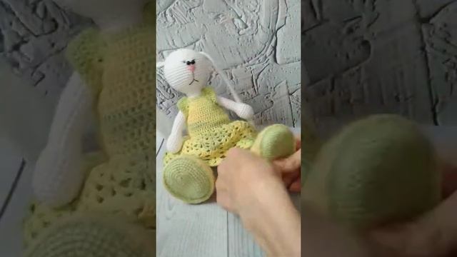 Одеваю зайца тильду. Вязаный заяц тильда. Подарок для девочки смотреть онлайн