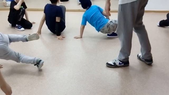 |Крутой мастер класс у B-boy'a ЗМЕЯ по БРЕЙК ДАНСУ В НИЖНЕВАРТОВСКЕ| смотреть онлайн